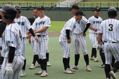 ベンチ前の津田学園の選手たち