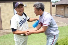 試合後に握手をする京都成章の松井常夫監督（右）と京都国際の小牧憲継監督