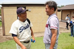 試合後に談笑する京都成章の松井常夫監督（左）と京都国際の小牧憲継監督