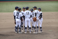 マウンドに集まる奈良高専の選手たち