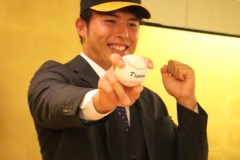 フォークの握りを披露する阪神タイガース２巡目指名・椎葉-剛（徳島インディゴソックス・投手）