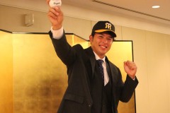 得意のストレートの握りを披露する阪神タイガース２巡目指名・椎葉-剛（徳島インディゴソックス・投手）