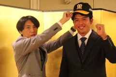 渡辺-亮・担当スカウトから帽子を被せてもらう阪神タイガース２巡目指名・椎葉-剛（徳島インディゴソックス・投手）