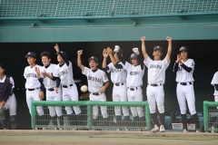 得点が入って盛り上がる桜井ベンチ