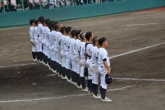 校歌を歌う桜井の選手たち