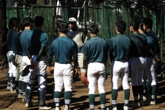 試合前、弘松監督の指示を聞く総合工科の選手たち